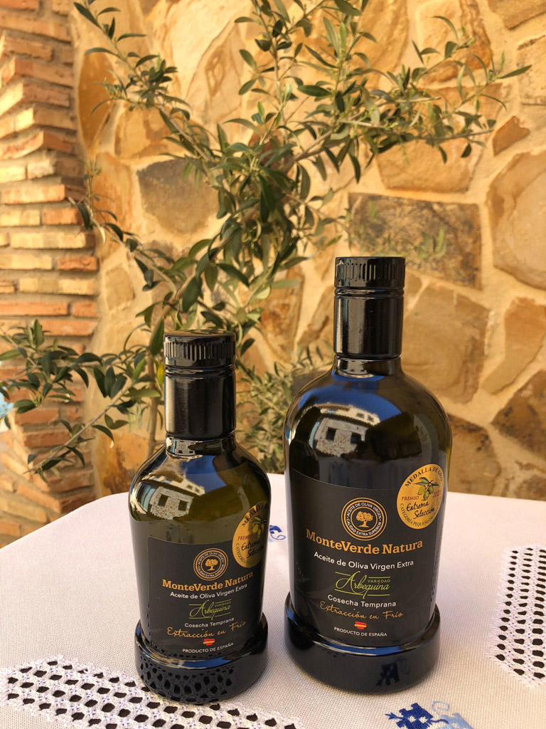 Aceite de oliva virgen en botella de vidrio